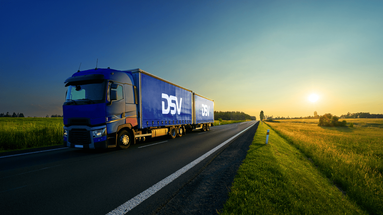 DSV trailer kjører i solnedgang